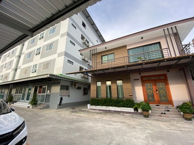 เหมาะลงทุน! ขายที่ดินขนาด 707 ตรว พร้อม อพาร์ทเม้นท์ 3 ตึก และบ้าน 1 หลัง พร้อมที่จอดรถกว้าง  