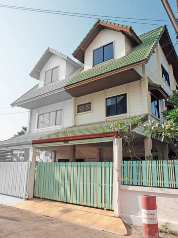 ให้เช่าทาวน์โฮม 3 ชั้น หมู่บ้านปรางค์ทิพย์ ซอยลาดพร้าว 97 ใกล้เดอะมอลล์บางกะปิ