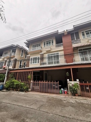 ขายบ้านแฝด 3 ชั้น ใจกลางเมือง ย่านสุขุมวิท โซนสุขุมวิท 101 นื้อที่ 44 ตรว 4นอน 3น้ำ พร้อมอยู่