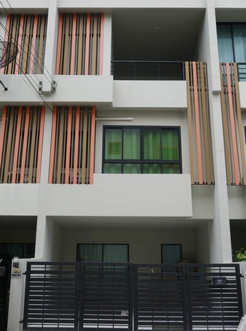HR571ให้เช่าทาวน์โฮม 3 ชั้น โครงการเดอะซิมโฟนี่ ซอยนวลจันทร์ 36 ใกล้ทางด่วน