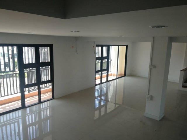 ขายตึก 4 ชั้น 2 คูหา ม.ถาวรวิลล่า วงแหวน-ลำลูกกา คลอง 3 เนื้อที่ 40 ตรว  8นอน 8น้ำ เหมาะทำออฟฟิศ