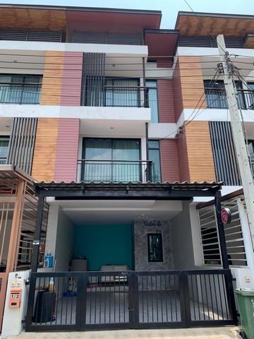 ขายทาวน์โฮม 3 ชั้นรีโนเวทใหม่ หมู่บ้านผาสุกสันติ พัฒนาการ67 พร้อมอยู่ ใกล้รถไฟฟ้าสายสีเหลือง