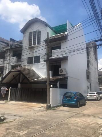 ให้เช่าทาวน์โฮม 4 ชั้น 4 ห้องนอน รีโนเวทใหม่ ใกล้สี่แยกคลองตัน หมู่บ้านรามาทาวน์เฮาส์ 