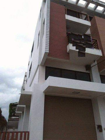 ขายด่วน ทาวน์โฮม 4 ชั้น เดอะวิลเลจ ถนนปัญญารามอินทรา ขนาดพื้นที่27ตรว