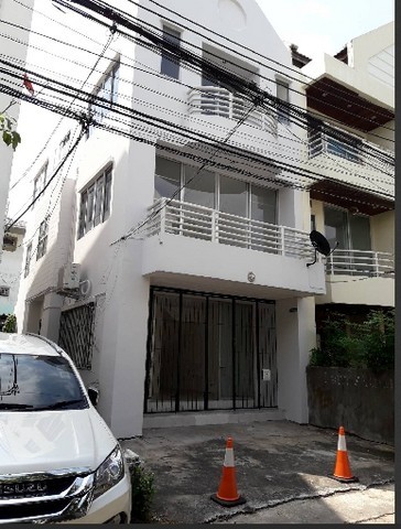 ให้เช่าโฮมออฟฟิศ 3 ชั้น 4 ห้องนอน 4 ห้องน้ำ ย่านทาวน์อินทาวน์ 
