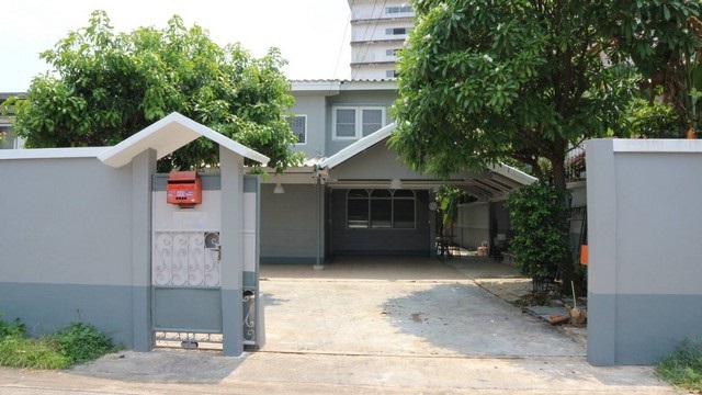ขายบ้านเดี่ยว 2 ชั้น 99 ตร.วา ซอยโชคชัย4 รีโนเวทใหม่ ใกล้ Central Eastville