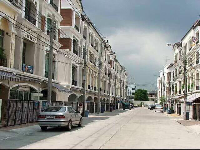 ให้เช่าทาวน์โฮม 3 ชั้น บ้านกลางเมือง รัชดา-ลาดพร้าว ติดถนนลาดพร้าว ใกล้ MRT ลาดพร้าว
