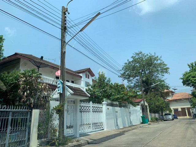 Single House for rent near BTS Onnut 72sqw. 300sqm. 4+1beds 4Bath 60,000Baht/m.
