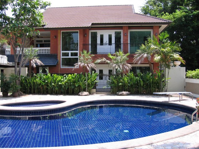 Single House  for rent near BTS Ekkamai 180sqm./270sqw. 3bed 3baht