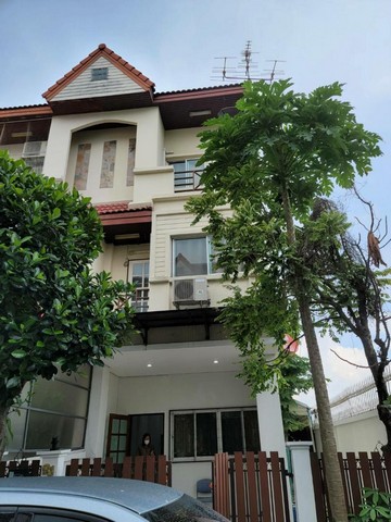 ให้เช่าทาวน์โฮม 3 ชั้นหลังมุม 4 นอน หมู่บ้านปริญลักษณ์ ซอยแจ่มจันทร์ เกษตรนวมินทร์
