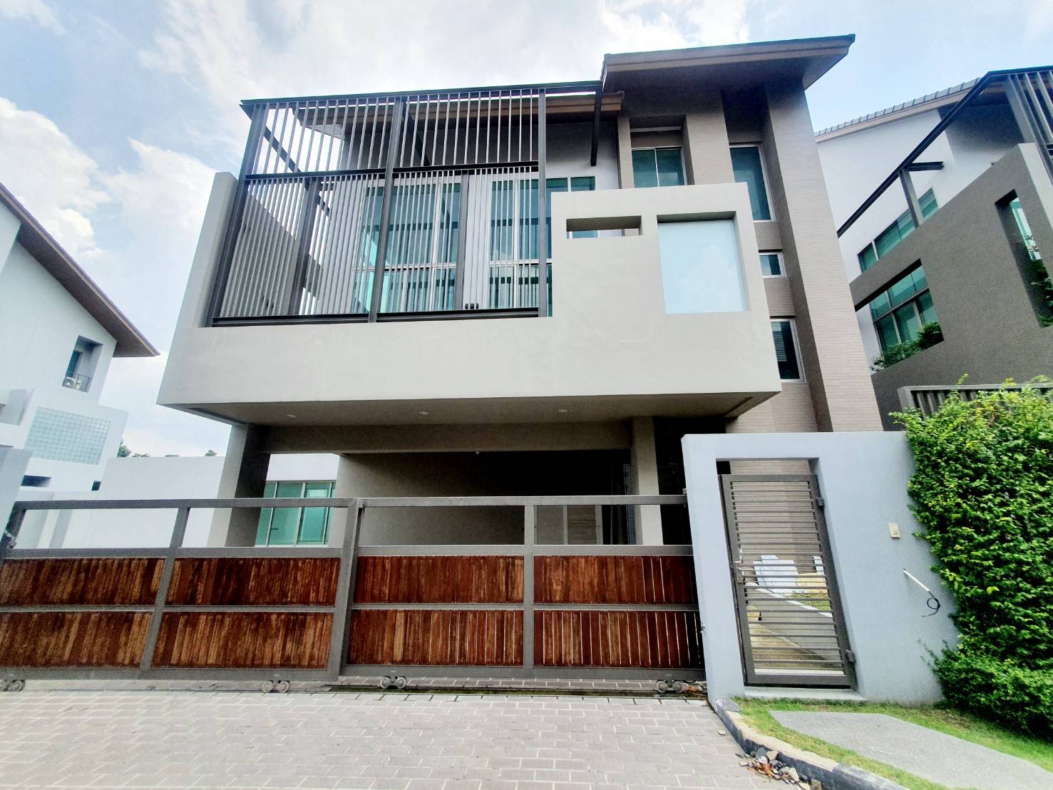 ขายขาดทุน ขายถูก บ้านสุดหรู บ้านใหม่ ใกล้ห้าง หมู่บ้านไพรเวท เนอร์วานา เรสซิเดนซ์ อีสต์