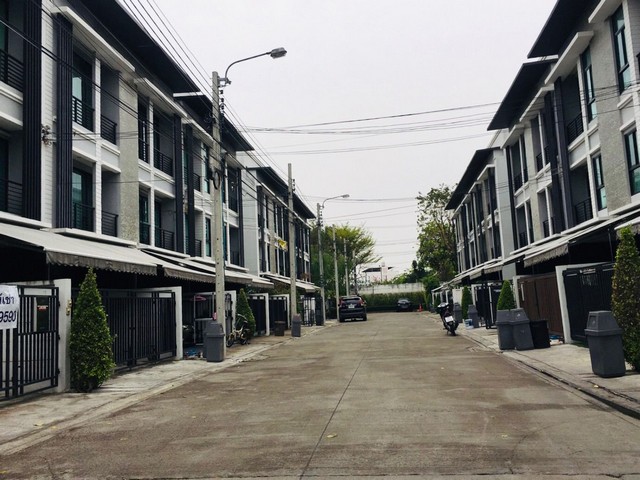 ให้เช่า ทาวน์โฮมใหม่ 3 ชั้น บ้านกลางเมืองพระราม9-รามคำแหง