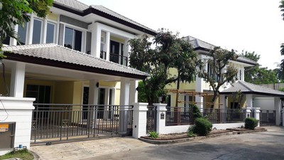 ขายด่วนบ้านเดี่ยว 2 หลังในรั้วเดียวกัน ในราคาที่จับต้องได้ที่ Bangkok Boulevard พระราม5