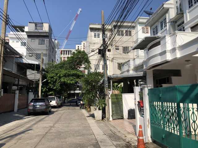 ขายทาวน์โฮม 3 ชั้น ปรีดี 35 สุขุมวิท 71 ใกล้ BTS. เอกมัย  4 ห้องนอน 4 ห้องน้ำ เนื้อที่ 30 ตรว.