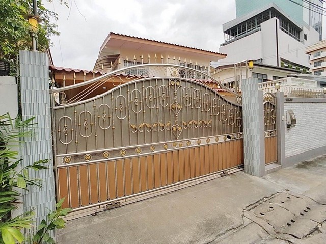 ให้เช่าบ้านเดี่ยว หมู่บ้านอยู่เจริญ รัชดาซอย3 เนื้อที่ 60ตรว 5นอน 3น้ำ 65,000ต่อเดือน