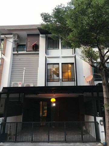 ให้เช่าทาวน์โฮม 3 ชั้น  3 ห้องนอน 3 ห้องน้ำ  อารียา โมวา เกษตรนวมินทร์  เฟอร์ครบ