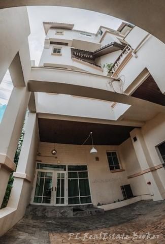 ขาย และ ให้เช่าทาวน์โฮม 4 ชั้นครึ่ง 5 ห้องนอน โครงการบุษราคัมเพลส ตกแต่งหรู วิภาวดี 20 แยก 18