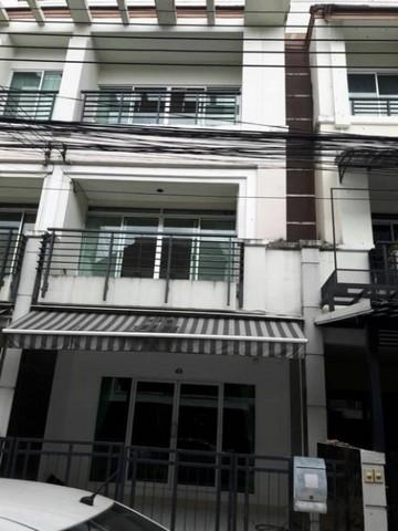 ให้เช่าทาวน์โฮม 3 ชั้น บ้านกลางเมือง ซอยลาดพร้าววังหิน 53 ติดถนนลาดพร้าววังหิน ทำเลดี  