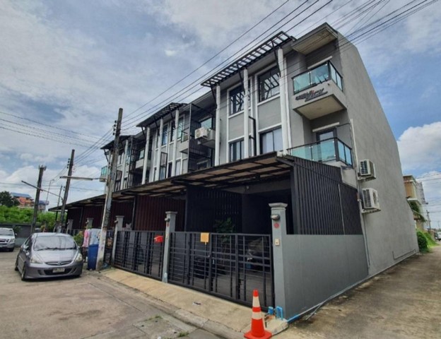 HR 4277 ให้เช่าทาวน์โฮม 3ชั้น เดอะมาสเตอร์รอยัล สวนหลวง ร.9 ติดถนนใหญ่ ซอยเฉลิมพระเกียรติ 53 