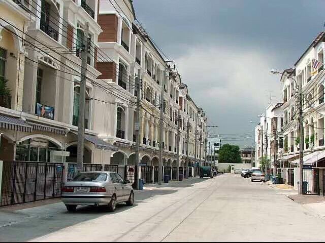  ให้เช่า ทาวน์โฮม บ้านกลางเมือง รัชดา-ลาดพร้าว  ติดถนนใหญ่  ใกล้รถไฟใต้ดิน ลาดพร้าวเพียง 300 เมตร