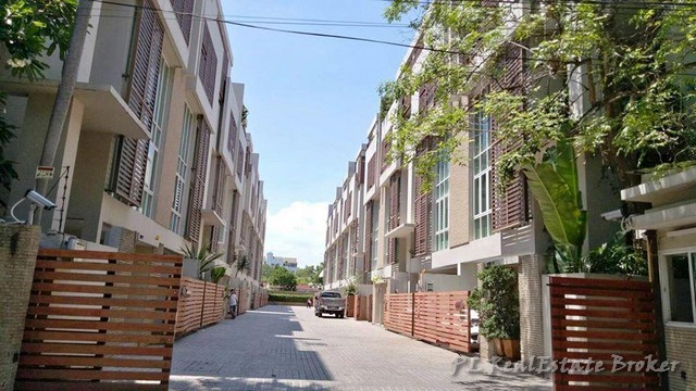 ขายทาวน์เฮ้า 4 ชั้น 4 ห้องนอน Park Lane เอกมัย 12 ใกล้ BTS เอกมัย ตกแต่งพร้อมอยู่