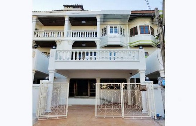 ให้เช่า ทาวน์เฮ้าส์ 4 ชั้น หมู่บ้านศรีวรา รามคำแหง 36-1 ใกล้เดอะมอลล์ บางกะปิ